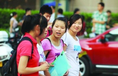 昨天考試結(jié)束，考生互相交流。王素英/攝